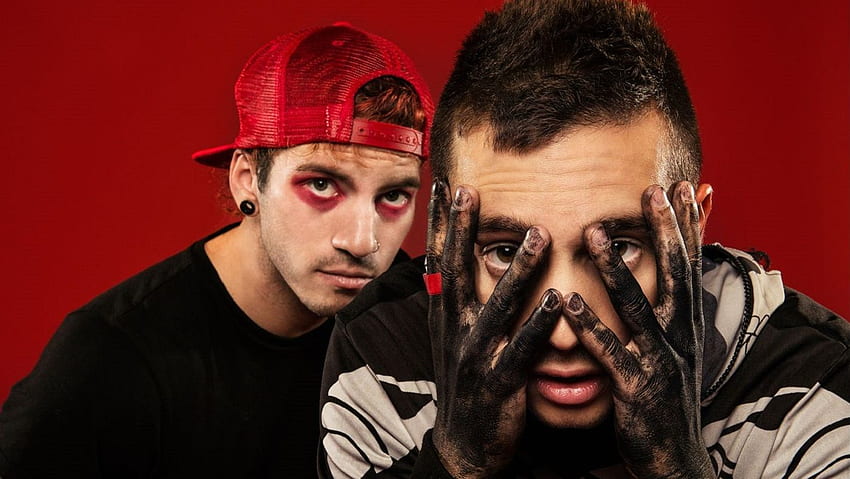 Guys why does Tylers neck look like its been stitched up   rtwentyonepilots