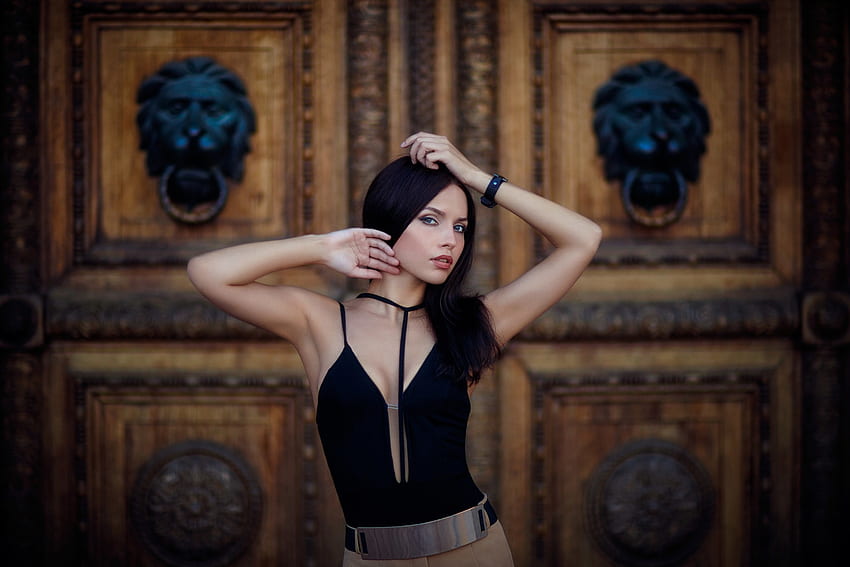 少女モデル、黒のドレス、腕を上げる 高画質の壁紙