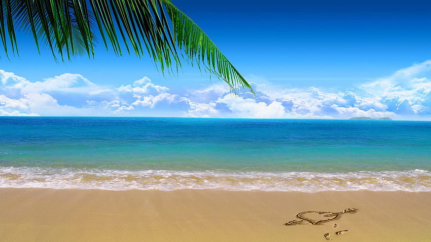 해변 모래와 푸른 하늘 해변 아래 잔잔한 바다에 심장 기호 그리기 HD 월페이퍼
