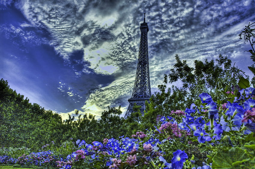 Giardini fioriti vicino alla Torre Eiffel, giardini, torre eiffel, paesaggio, nuvole, fiori, francia, skyscape Sfondo HD