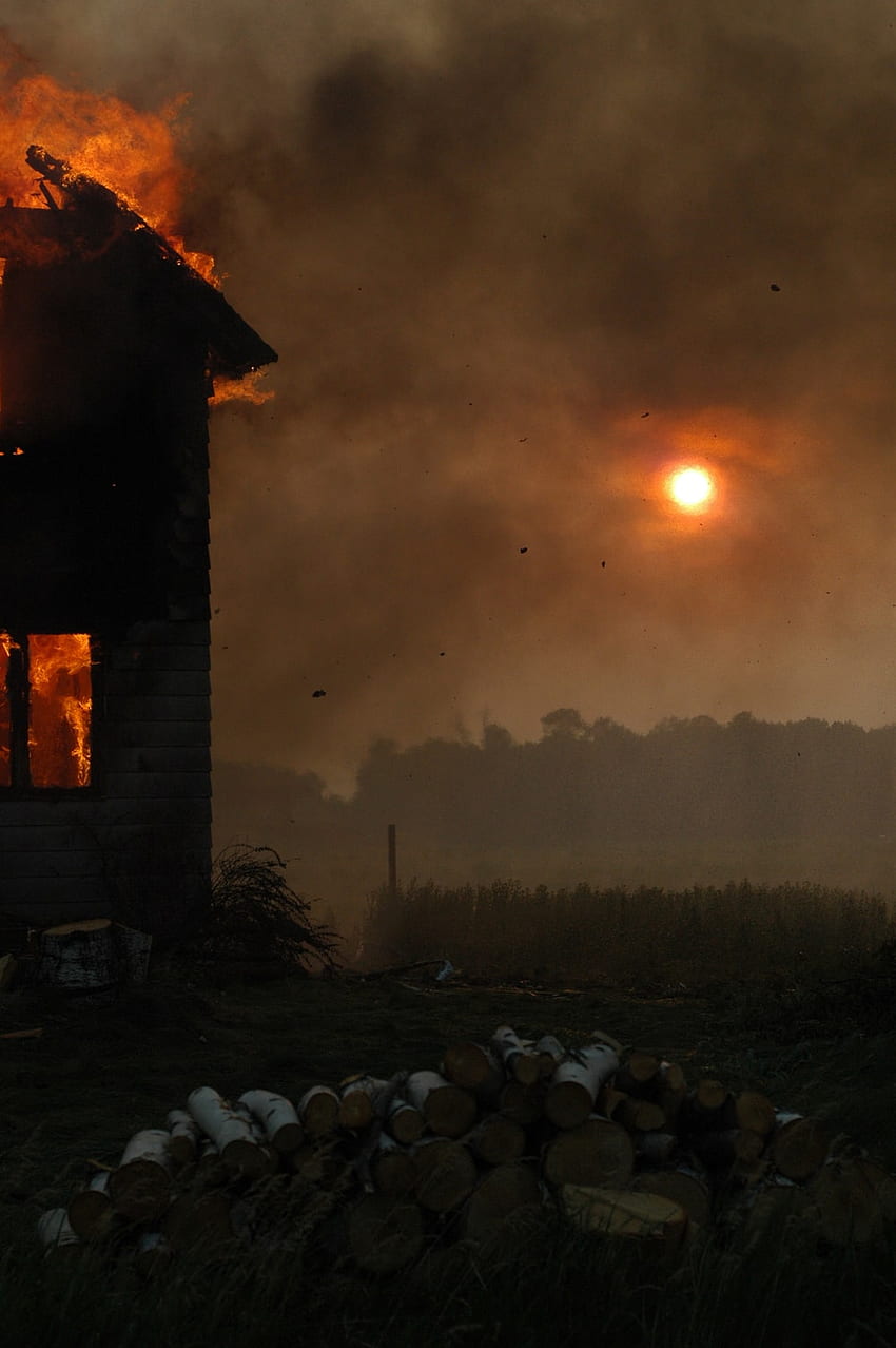 wykres poklatkowy przedstawiający płonący budynek podczas złotej godziny – ogień, płonący dom Tapeta na telefon HD