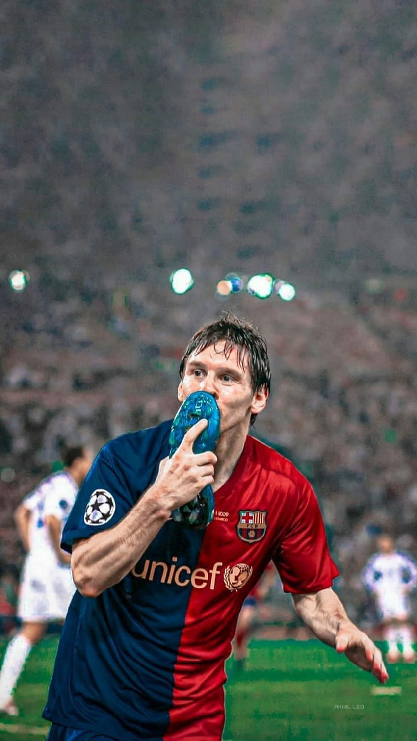 Messi Kissing His Boot. . 2009 Champions league Final. Barcelona vs Manchester United. Messi , Lionel messi, Lionel messi , Messi 2009 HD phone wallpaper