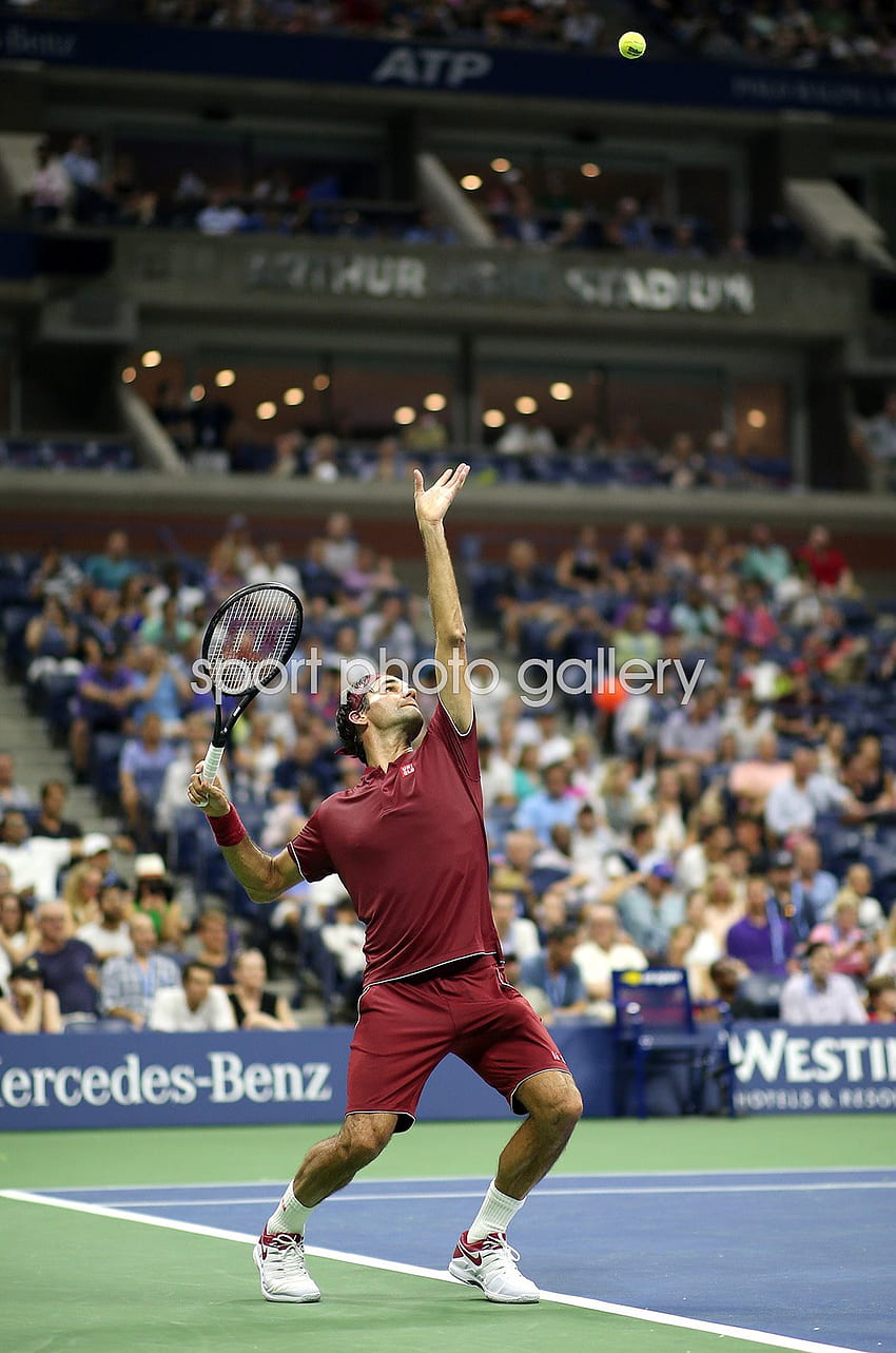 Roger Federer sirve en el US Open Nueva York 2018 fondo de pantalla del teléfono