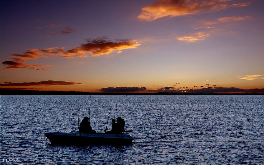 perahu nelayan saat matahari terbenam. galeri Wallpaper HD