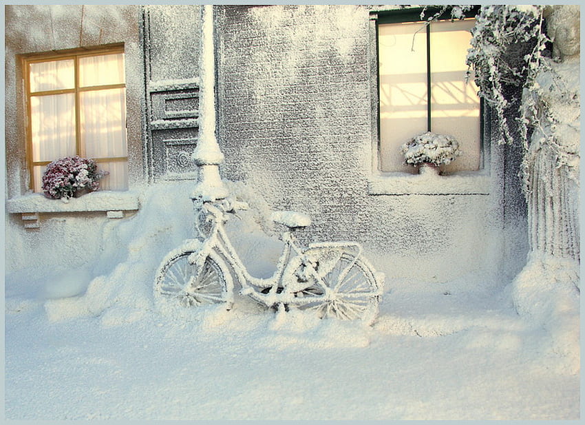 Première neige, hiver, fenêtres, chutes de neige, froid, vélo, bâtiment Fond d'écran HD