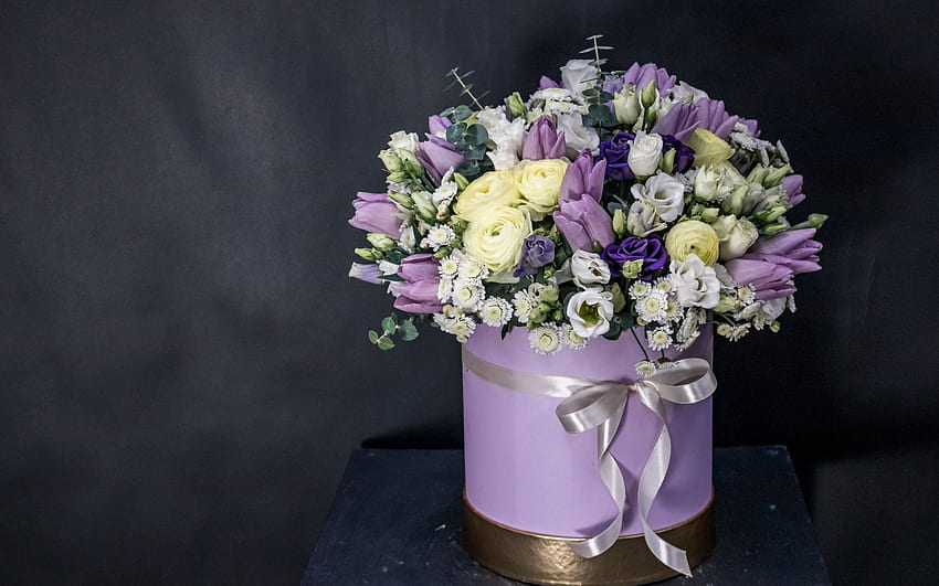 scatola con fiori, bellissimo bouquet, tulipani viola, rose, decorazione floreale, fioriera viola, fiori viola Sfondo HD
