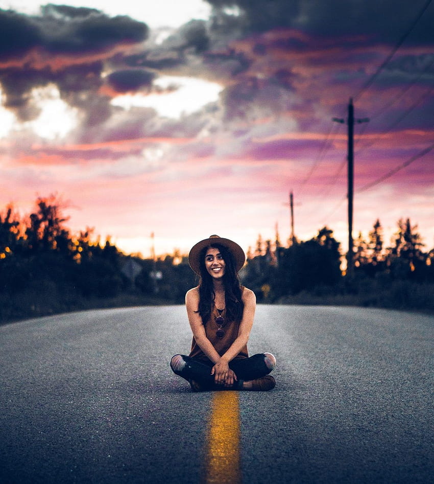 Alone But Happy Girl Djico - Sitting In The Middle Of The Road HD phone wallpaper