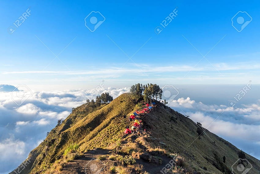 Camping en el borde del cráter del monte Rinjani al atardecer, Lombok fondo de pantalla