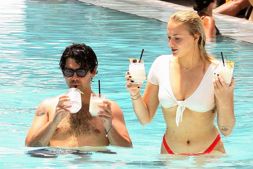 Sophie Turner With Joe Jonas At Pool • IOS Mode HD wallpaper