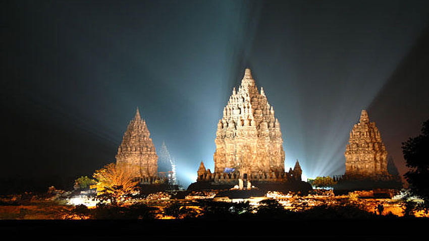 Luces de la noche del templo de Prambanan, templo hindú fondo de pantalla