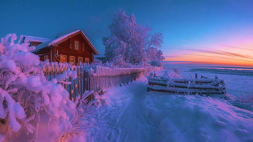 Зима в Източна Финландия, сняг, къща, ограда, цветове, дървета, небе, залез HD тапет