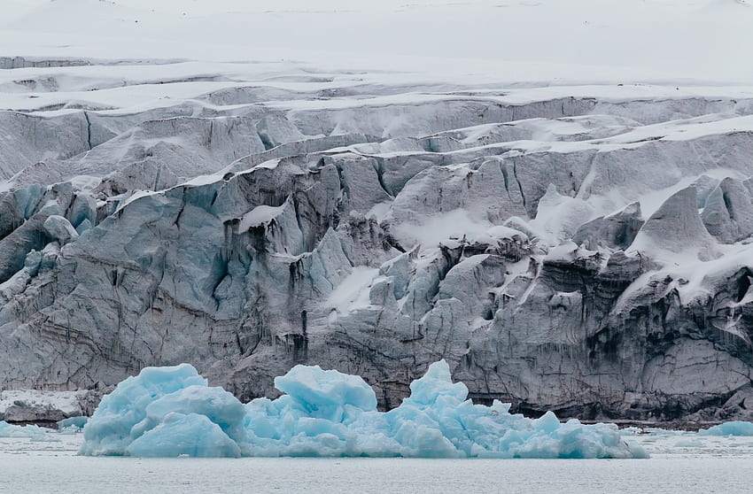 / gletser es di dalam air dan formasi batuan yang tertutup salju di latar belakang di svalbard, gletser svalbard Wallpaper HD