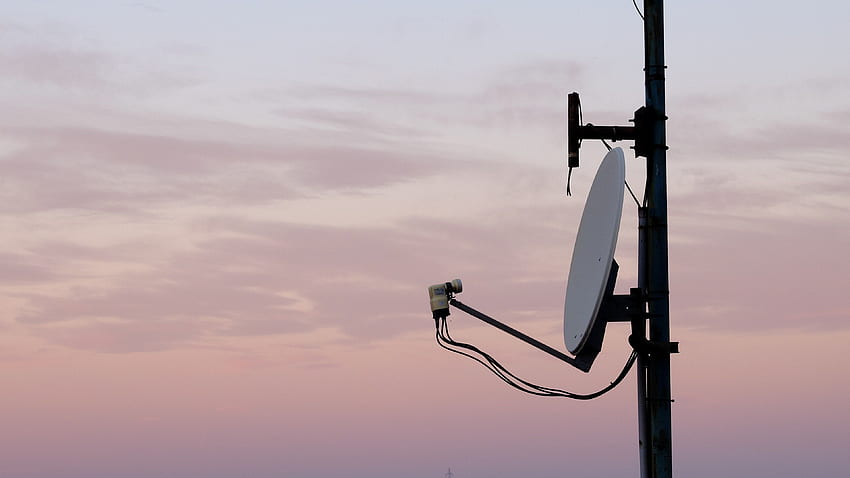 / Antena y antena parabólica de comunicación tecnológica fondo de pantalla