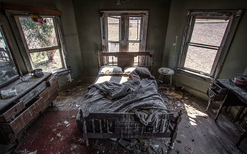 Chambre à coucher dans une maison abandonnée Fond d'écran HD