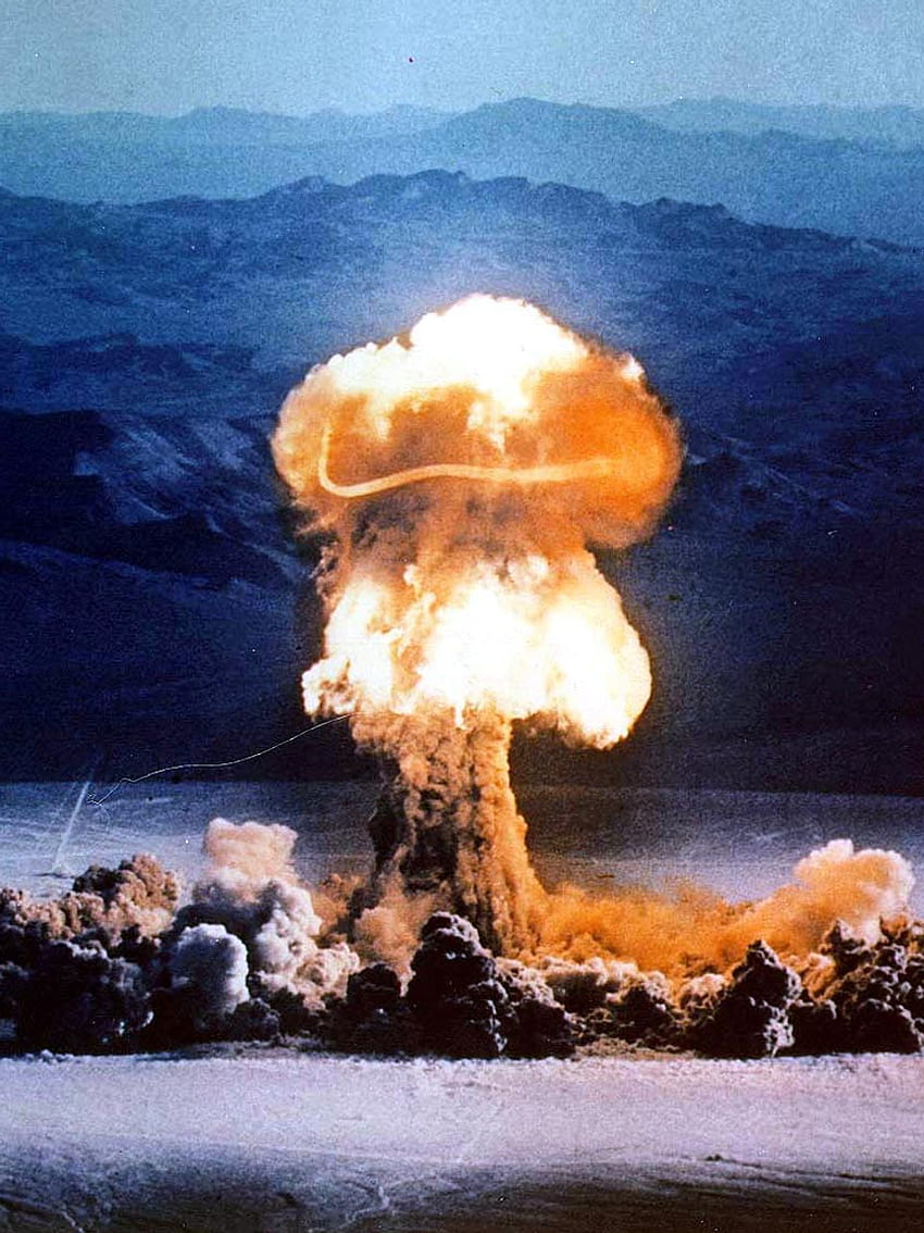 Pruebas de armas nucleares tema candente 75 años después de la prueba, explosión de bomba atómica fondo de pantalla del teléfono