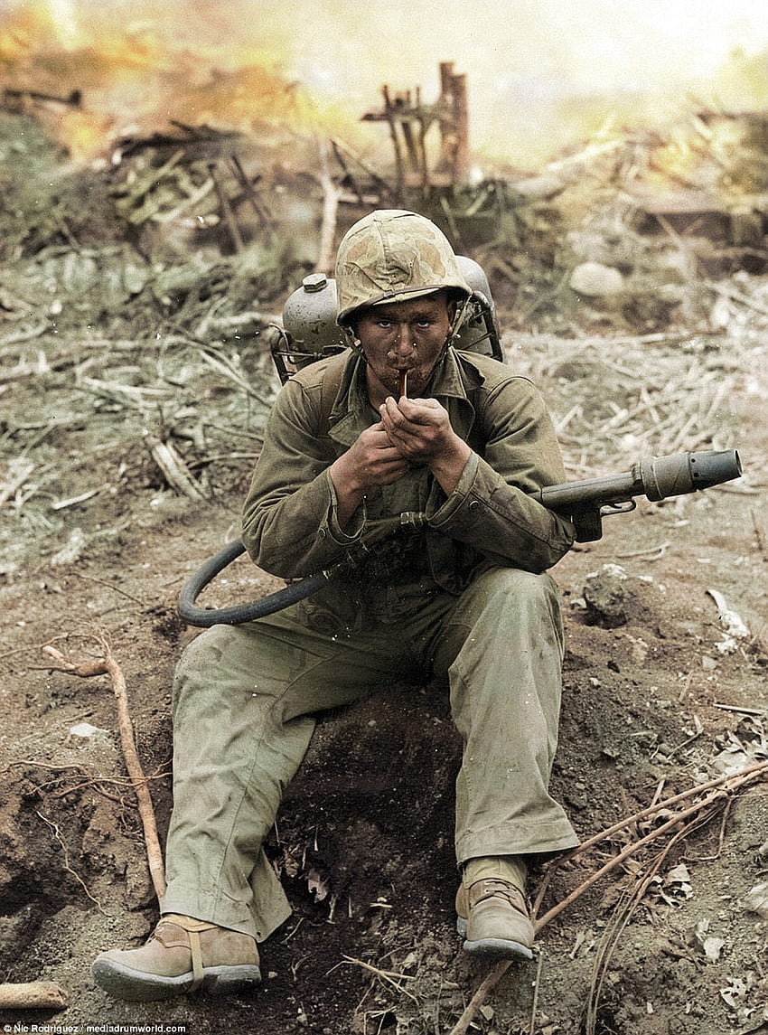 Espectáculo dramático de los horrores de Iwo Jima en color. Correo diario en línea, Batalla de Iwo Jima fondo de pantalla del teléfono