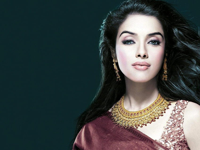 Bollywood actress asin in jewellery add and background HD wallpaper