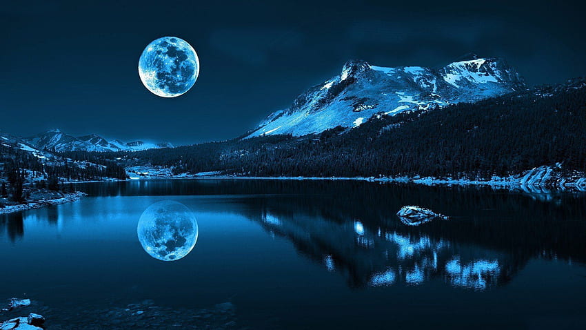 Красива нощна лунна планина и езерна сянка. Нощен пейзаж, планина, природа HD тапет
