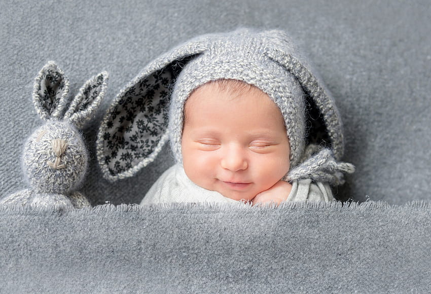Bébé endormi, jouet, gris, mignon, bébé, copil, lapin, oreilles, enfant, sommeil Fond d'écran HD