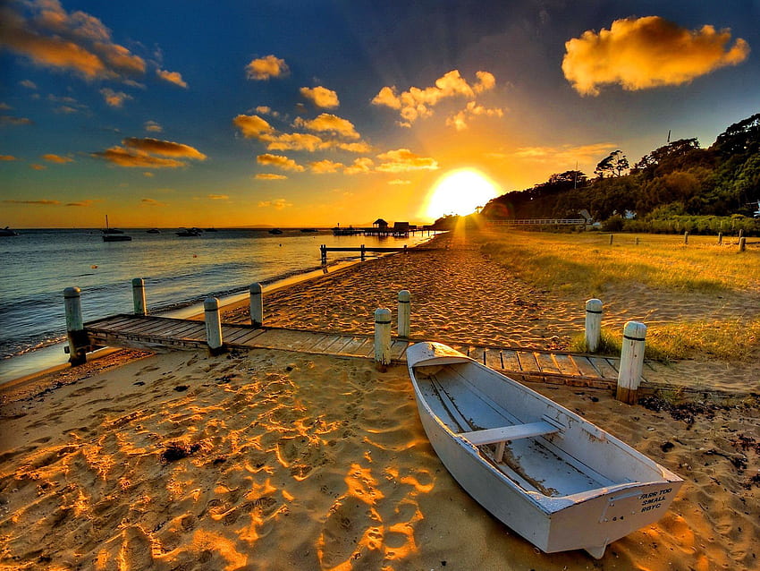 Coucher de soleil romantique sur la plage, bateau romantique Fond d'écran HD
