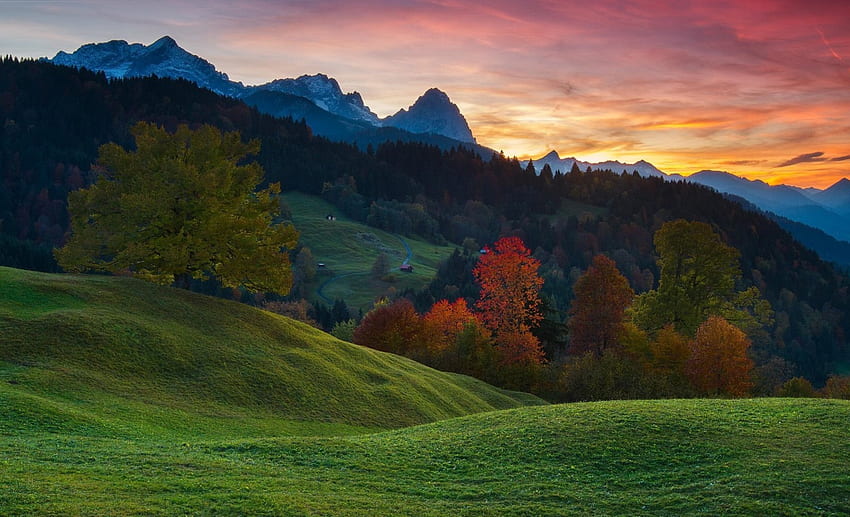 Bayerischer Herbst, blau, golden, schneebedeckte Gipfel, Hügel, schön, Gras, grün, rot, Bäume, Herbst, Deutschland, Berge, Wald, Sonnenuntergang HD-Hintergrundbild