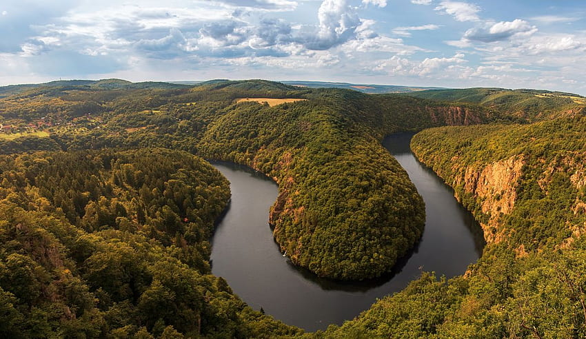チェコ共和国 プラハ 川 景色 森 雲 川 ヴルタヴァ川、チェコ 自然 高画質の壁紙