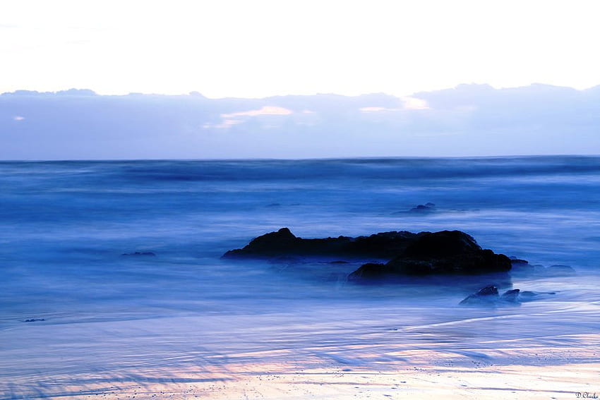 Драматичен океан, син, графика, красив, скали, плаж, облаци, небе, невероятно, океан HD тапет
