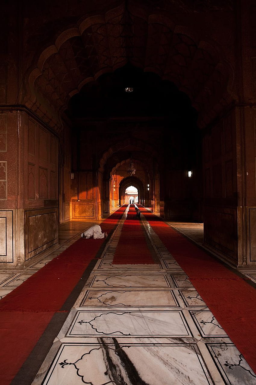 ジャーマー マスジッド メイン モスクの祈りのホール 祈るイスラム教徒の男性 - インド、デリー - 毎日の旅行。 イスラム教のメッカ、モスクの建築、マスジド、祈る人 HD電話の壁紙