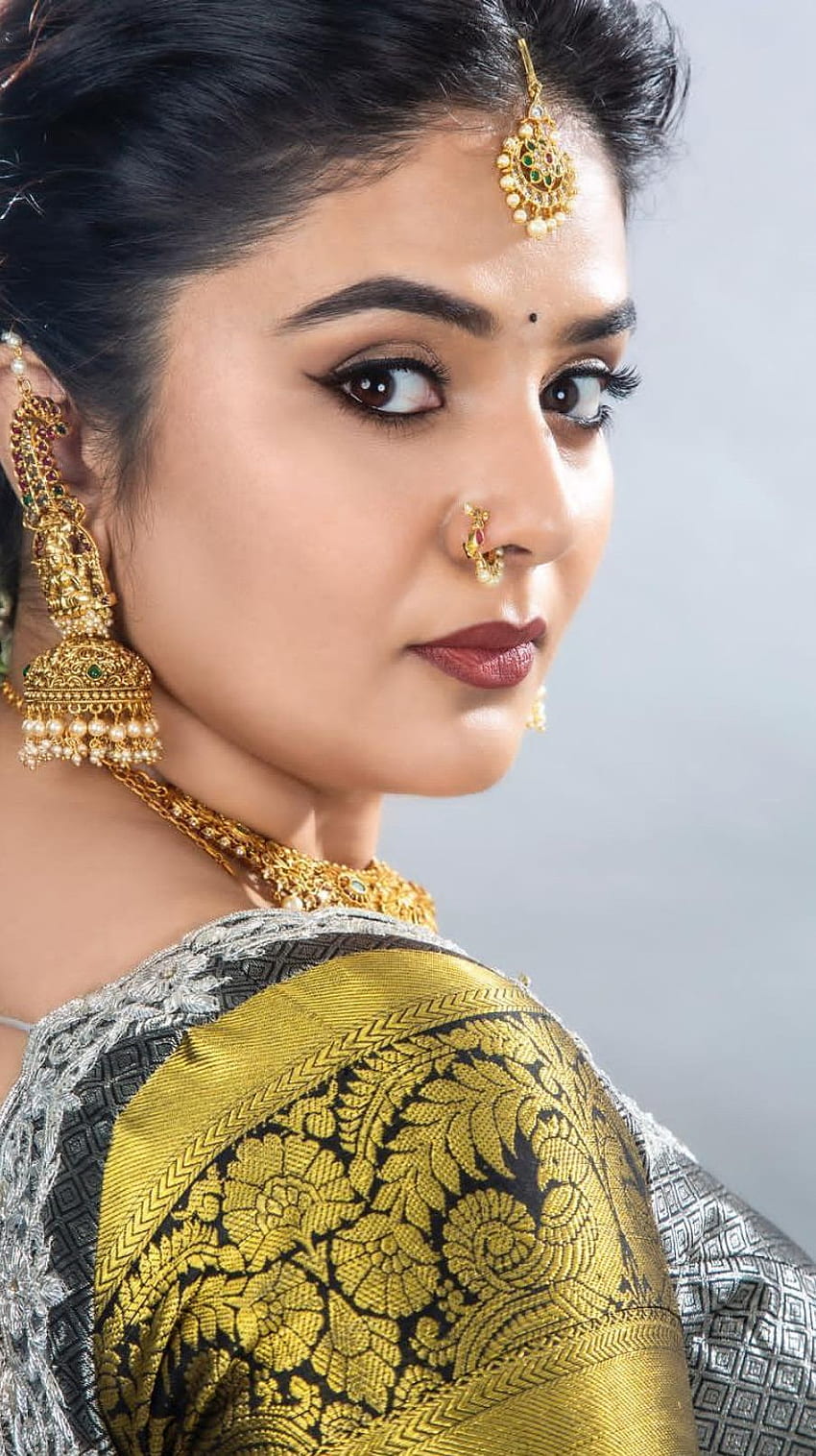 Sreemukhi, attrice telugu, ancora, carina, bella, bellissima, bellezza saree, amante saree, tradizionale Sfondo del telefono HD