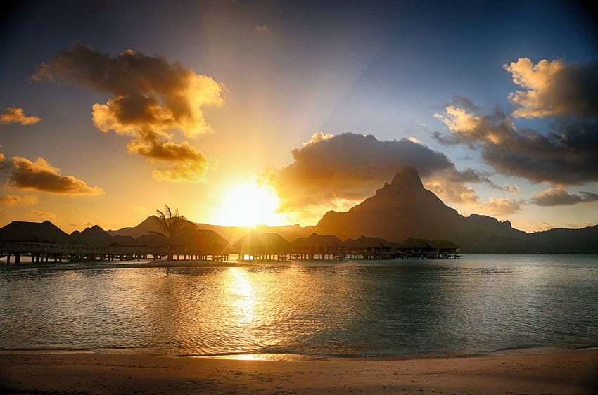 Zachód słońca nad Bora Bora, wyspa, piasek, tropikalny, zestaw, tahiti, plaża, wyspy, słońce, ocean, zachód słońca, morze, Pacyfik, luksus, egzotyka, raj, południe, laguna, wieczór, bora bora, polinezja Tapeta HD