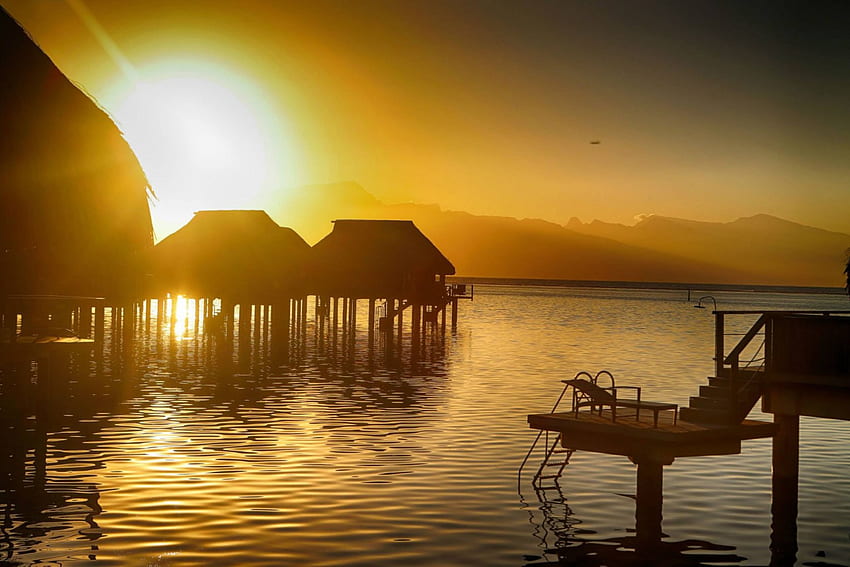 Bora Bora Sunset - water bungalows, island, tropical, set, dusk, tahiti, bungalows, water, islands, sun, ocean, sunset, sea, villas, skies, pacific, luxury, exotic, paradise, south, lagoon, orange, sky, evening, bora bora, polynesia HD wallpaper