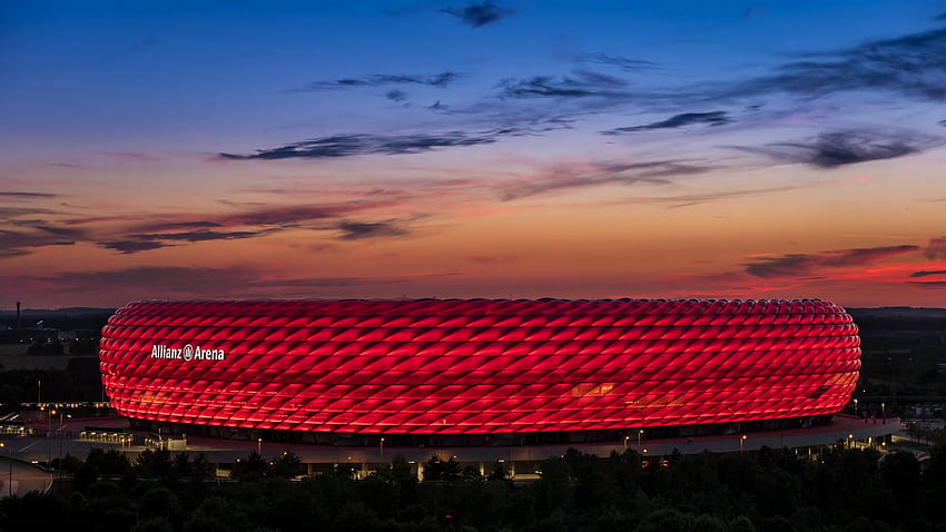 El hermoso Allianz Arena en Munich durante la noche fondo de pantalla