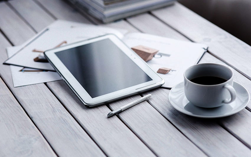 Ein Tisch Mit Tablet Stylus Kaffeetasse Stift Und Magazin -, Kaffee-Laptop HD-Hintergrundbild