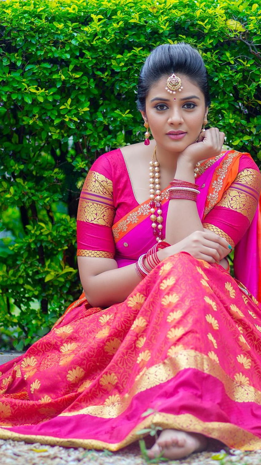 Sreemukhi, telugu actress, saree lover HD phone wallpaper