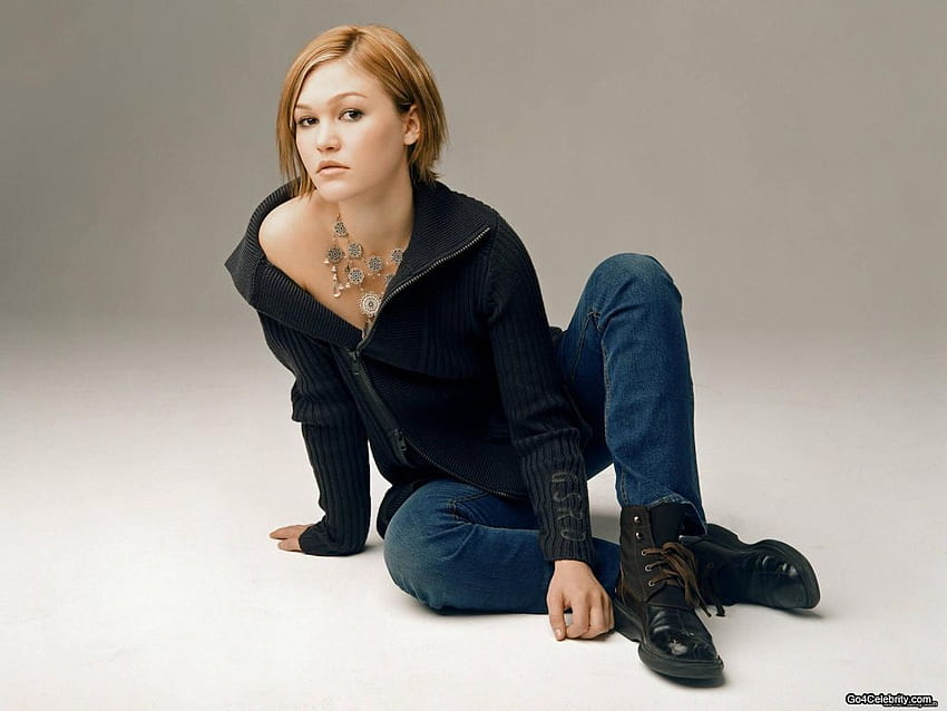 Julia Stiles, black sweters, short hair, strong shoes, red hair, actress, jeans, female HD wallpaper