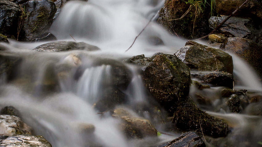 Wasserstrom-Kaskade auf algenbedeckten Steinen Natur HD-Hintergrundbild