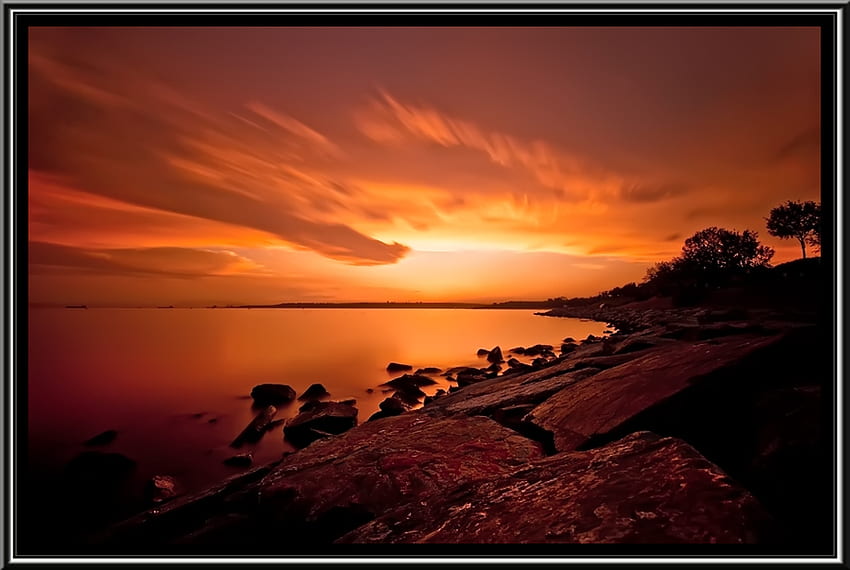 Fiery Sunset, manipulación, naranja, rocas, puesta de sol, rojo, waer fondo de pantalla