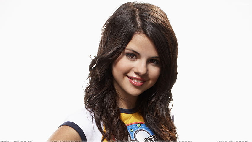 Selena Gomez śliczna uśmiechnięta twarz w białej koszulce i białym tle, twarz Seleny Gomez Tapeta HD