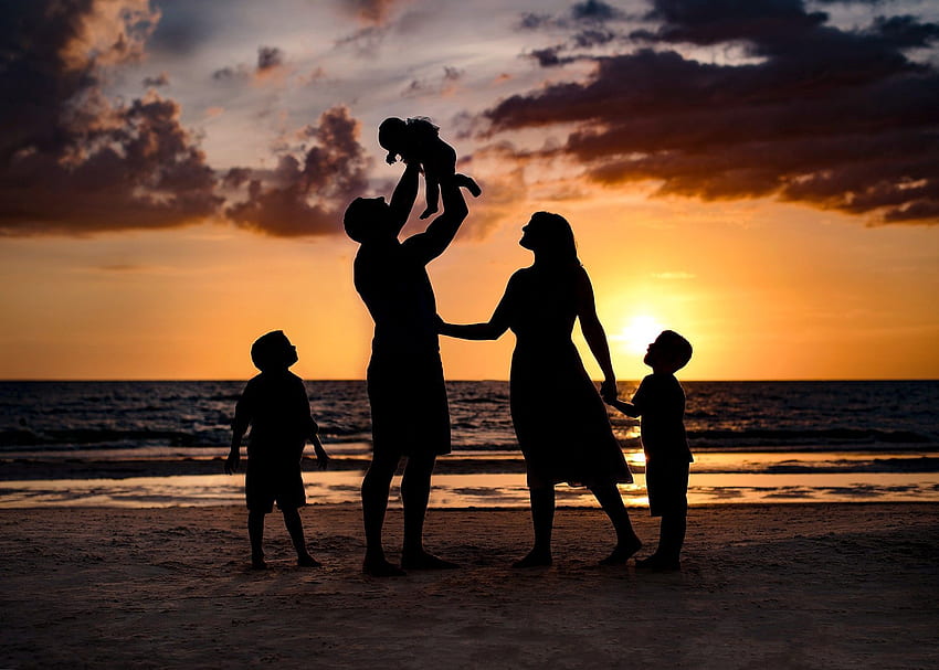Silhouette de famille sur la plage au coucher du soleil. Famille coucher de soleil Fond d'écran HD