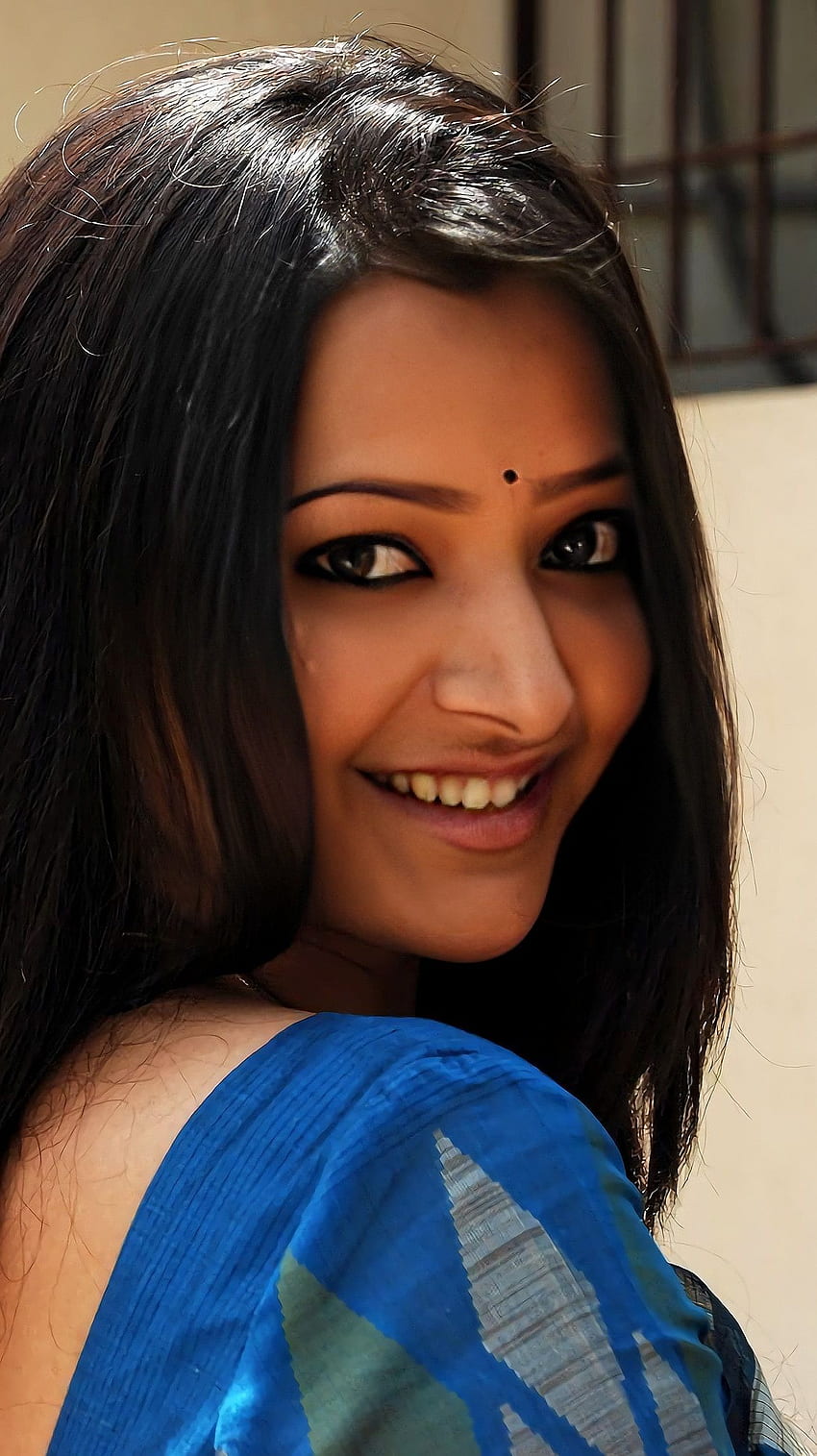 Swetha basu prasad, telugu actress, saree beauty HD phone wallpaper