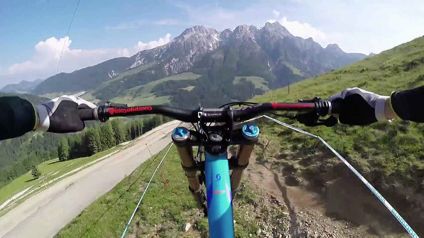 Grabaciones GoPro de MTB cuesta abajo en una pista austríaca épica, ciclismo de montaña épico fondo de pantalla