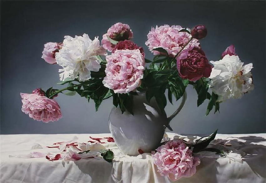Pfingstrosen rosa und weiß, Tisch, rosa, weiß, Pfingstrosen, Blütenblätter, Vase, Blumen, Arrangement HD-Hintergrundbild