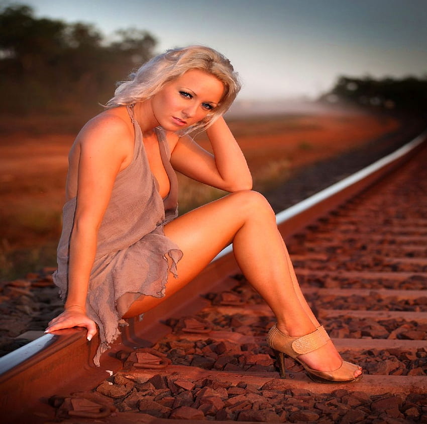 SEATING ON TRAIN TREK.., trek, blonde, assise, siège, train, femme, coucher de soleil Fond d'écran HD