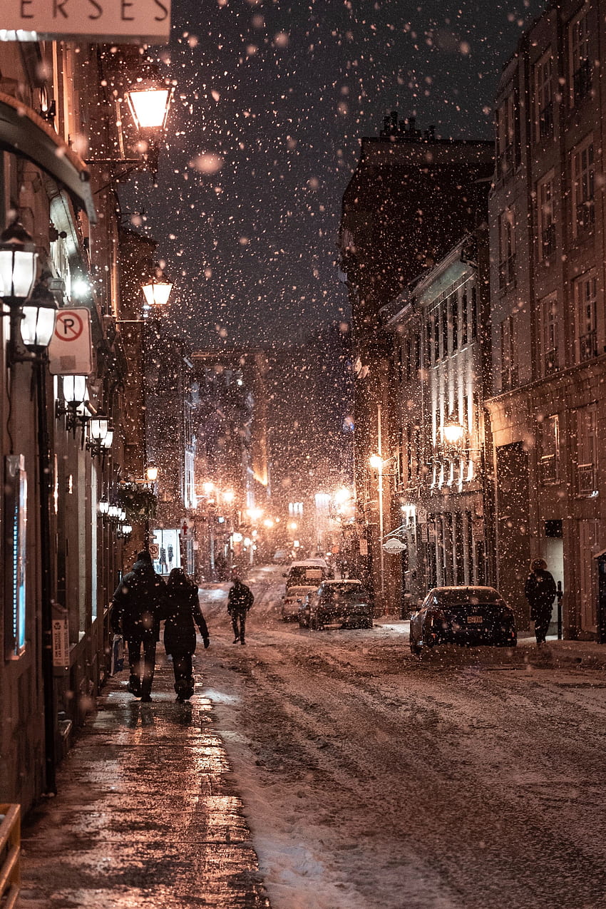 เมือง ผู้คน ฤดูหนาว กลางคืน เมือง ตอนเย็น ถนน หิมะตก วอลล์เปเปอร์โทรศัพท์ HD