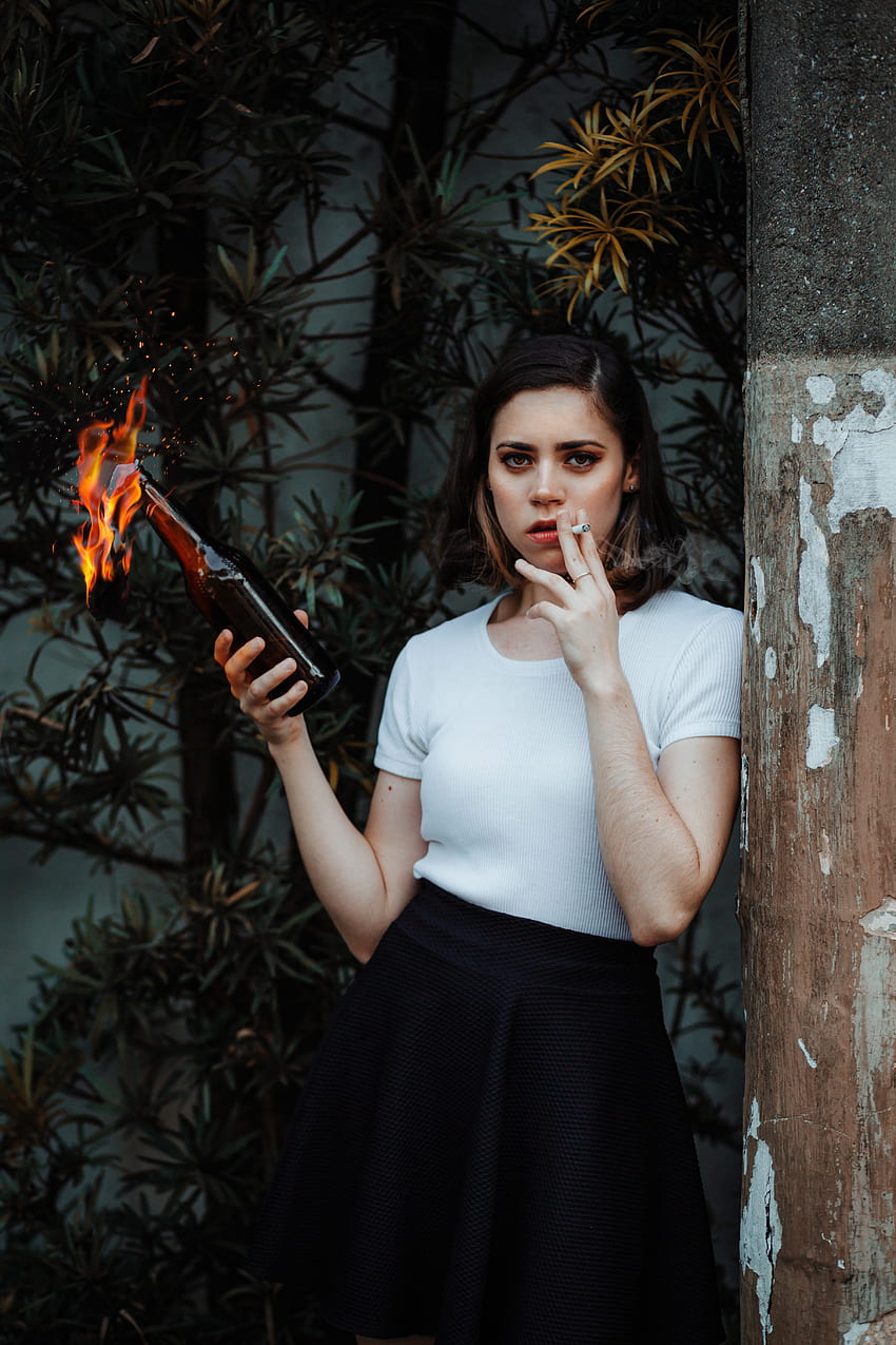 kobieta oparta na słupie trzymająca koktajl Mołotowa i paląca papierosa · , Dziewczyna Mołotowa Tapeta na telefon HD