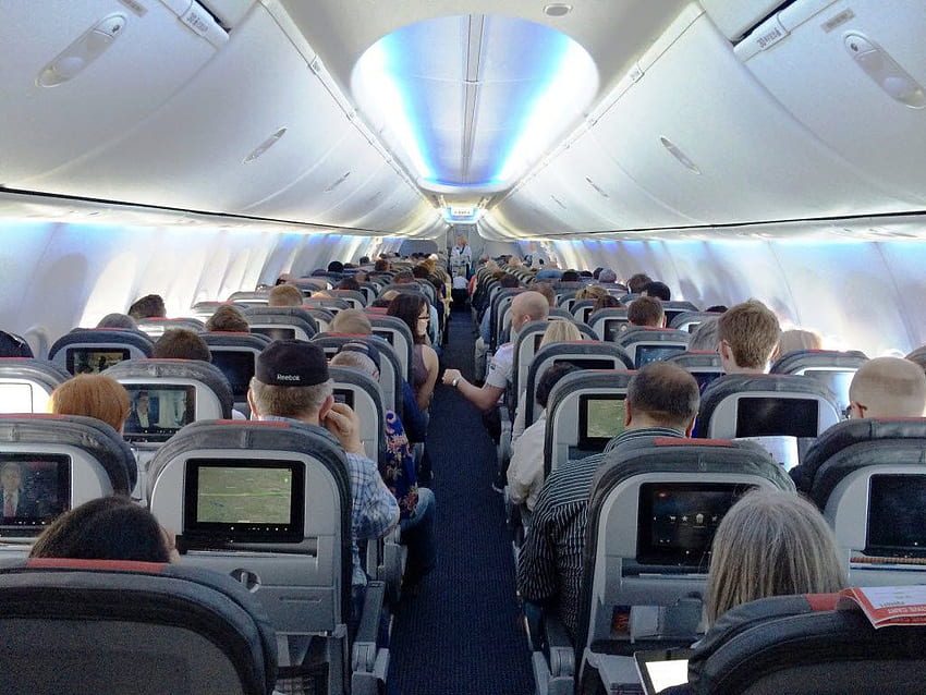 Hitze spüren: Flugbegleiter tragen Thermometer im Kampf gegen hohe Kabinentemperaturen, Flugzeugkabine HD-Hintergrundbild