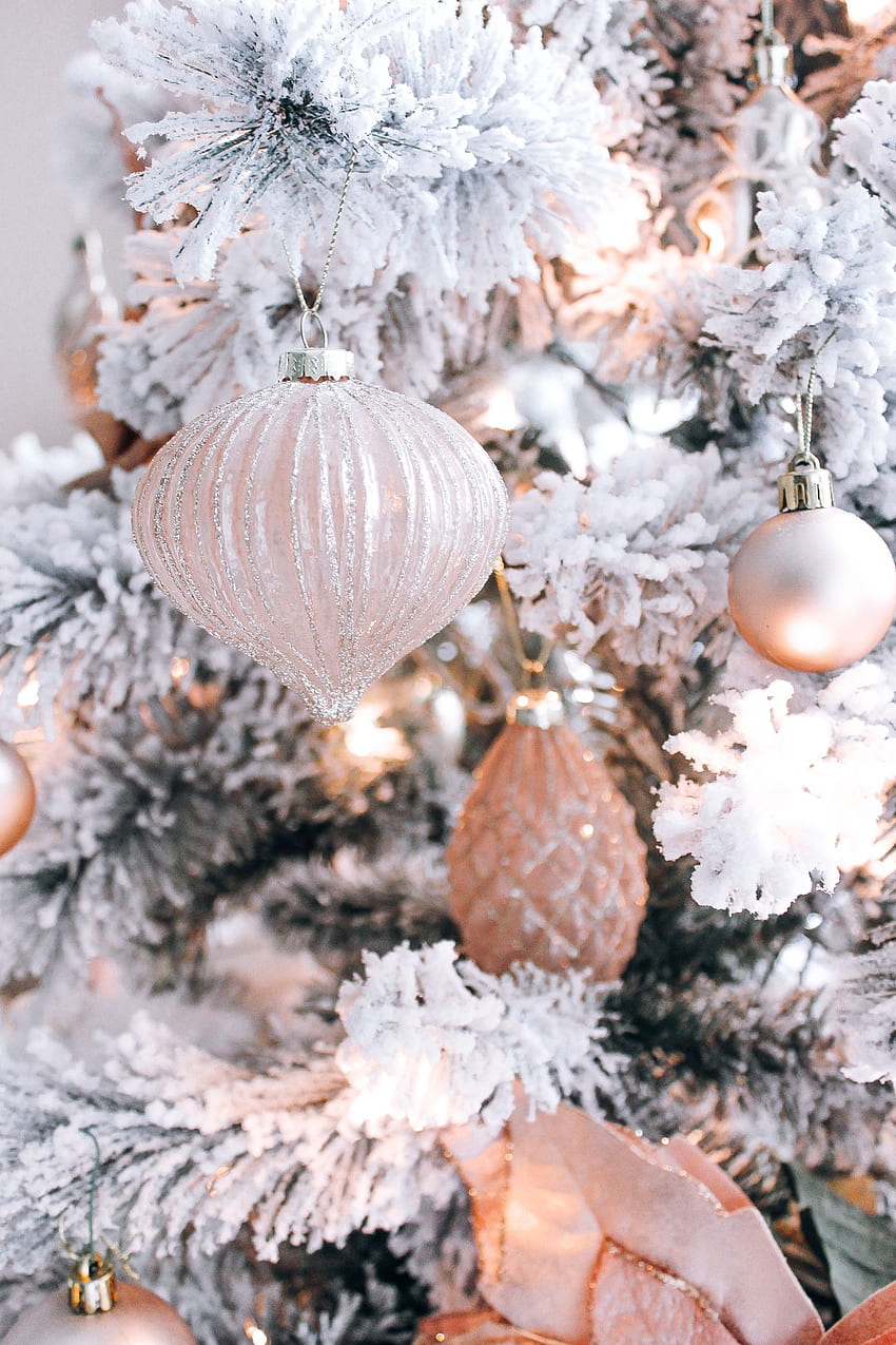 Blush Pink, Rose Gold y White Christmas Decor. Adornos navideños dorados, Estética navideña, Navidad oro rosa fondo de pantalla del teléfono