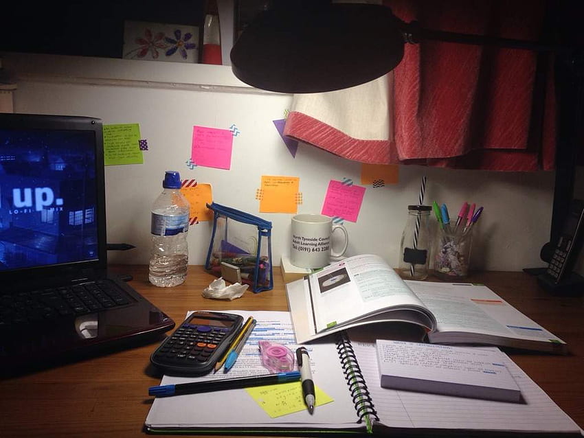 Estudiando tarde en la noche. Estudiando Amino Amino fondo de pantalla