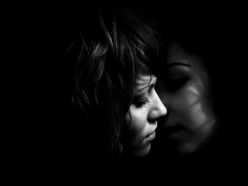 Close your eyes, kiss, woman, portrait, black and white HD wallpaper