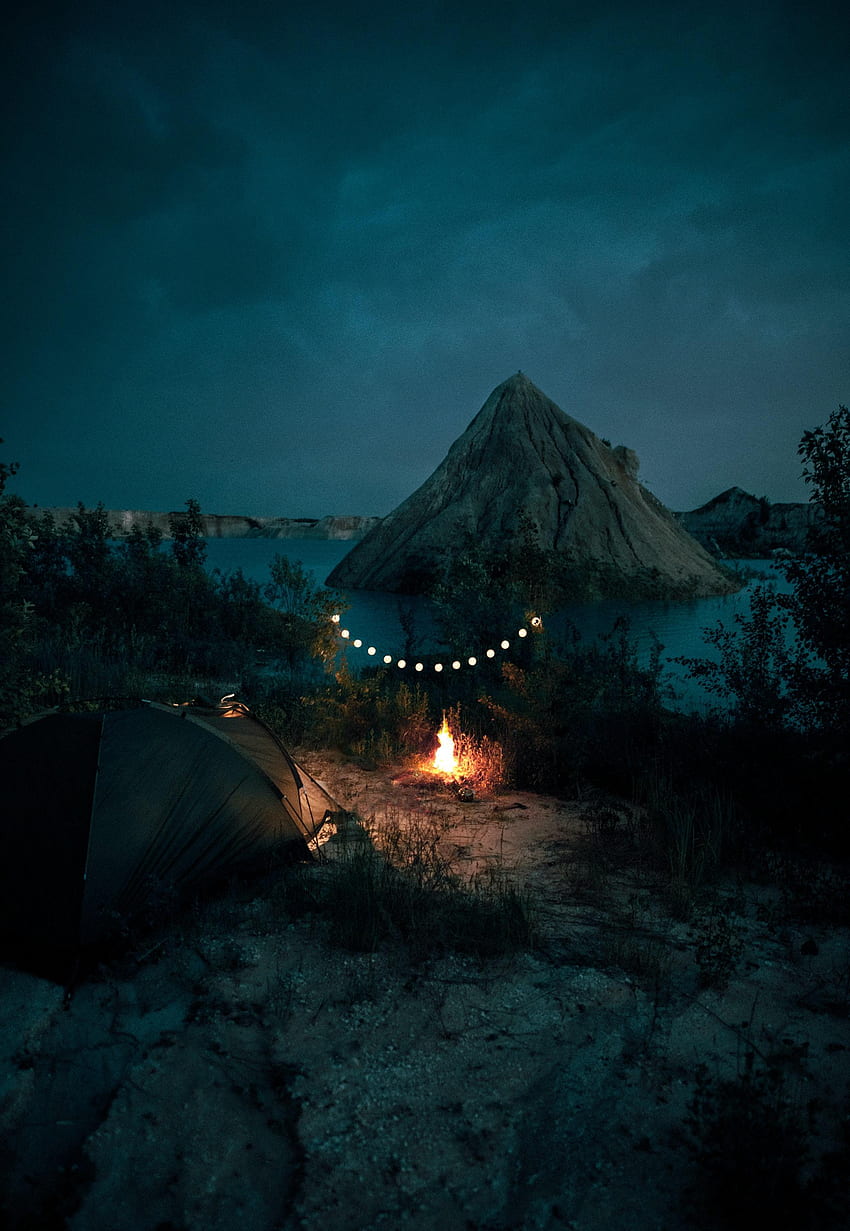 Natura, falò, rocce, ghirlanda, tenda, campeggio, campeggio Sfondo del telefono HD